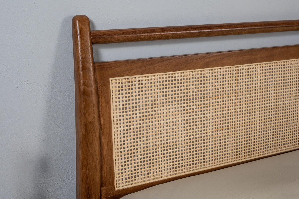 BORA | מיטה זוגית מעץ מלא בשילוב ראטן