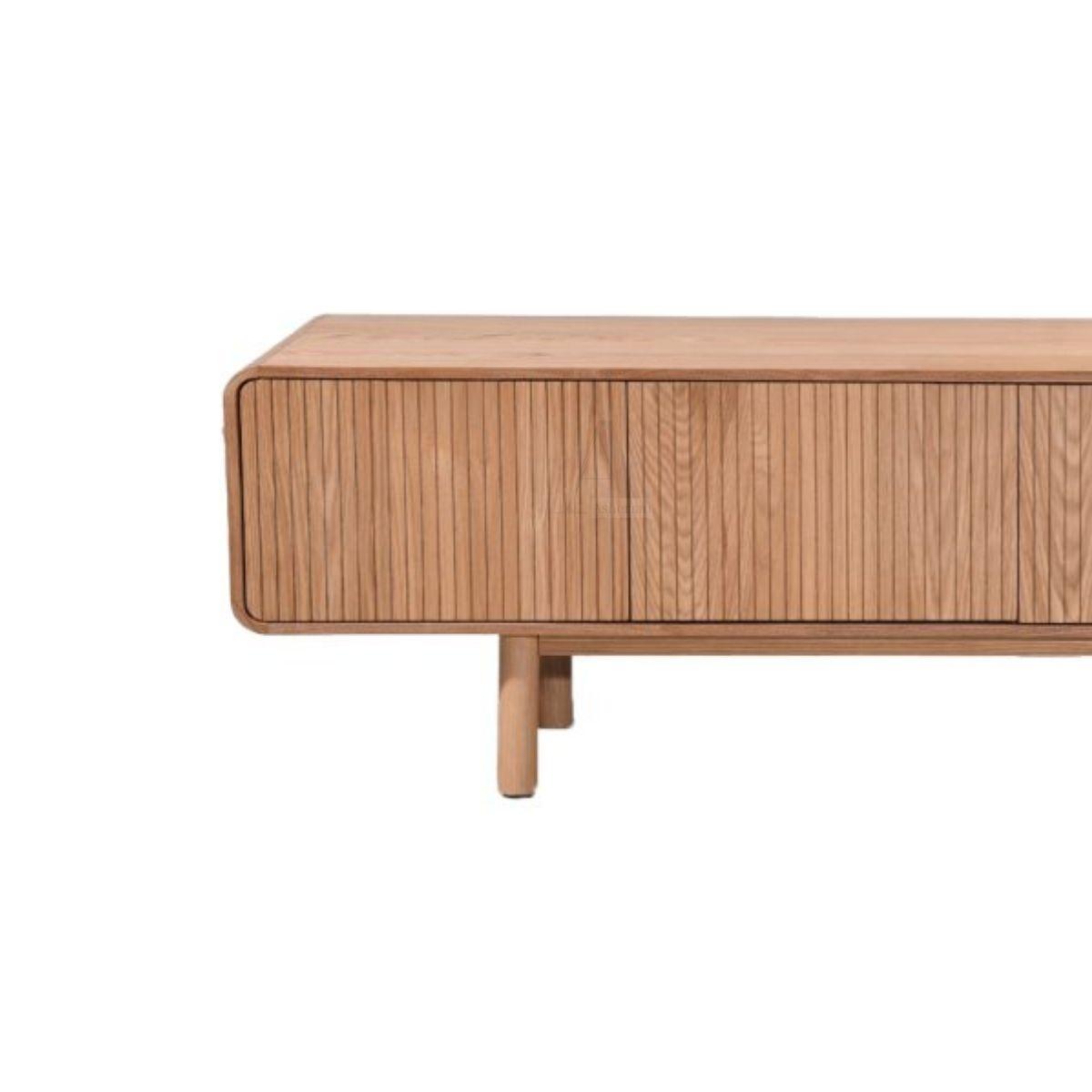 AIRA | מזנון טלוויזיה סקנדינבי עם דלתות משולבות ורגלי עץ אלכסוניות