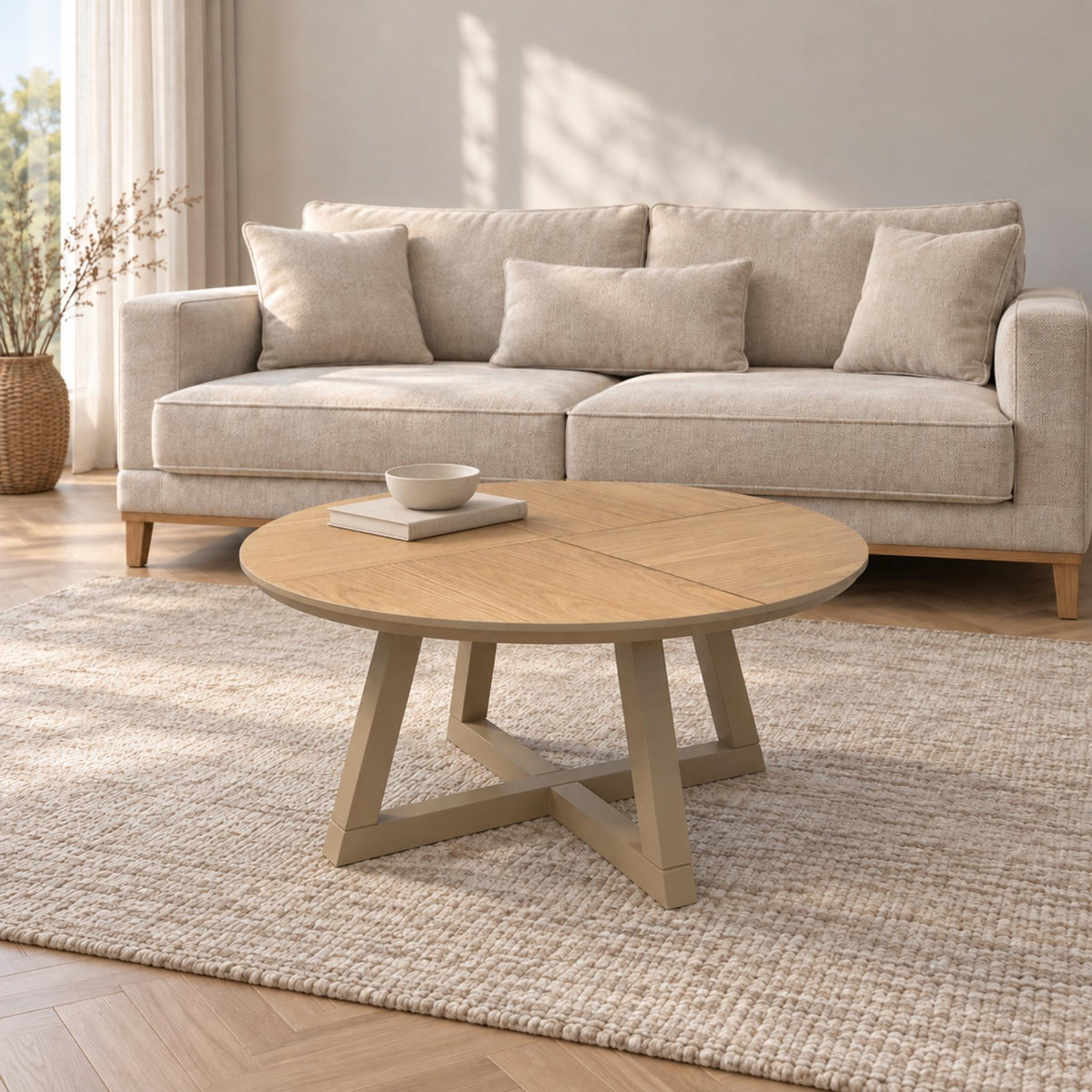 שולחן סלון גוליה עגול בפורניר אלון טבעי ורגליים בגוון קפוצינו, לצד ספת קפרי