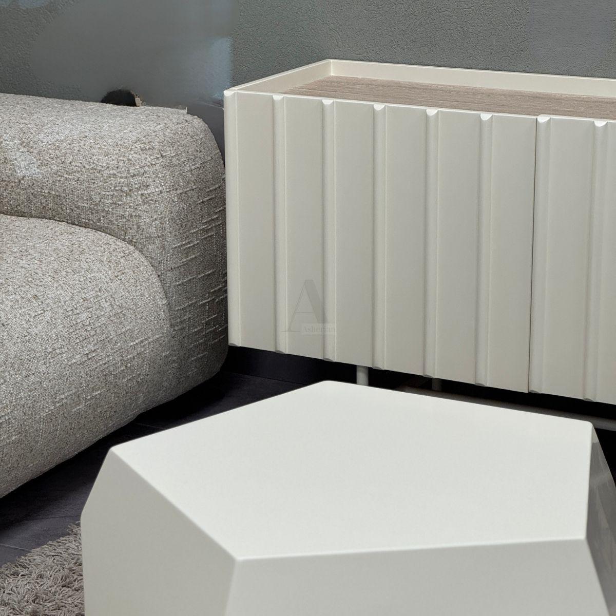 MILKI | מזנון טלוויזיה מודרני בגוון בהיר עם דלתות חלקות ורגלי מתכת