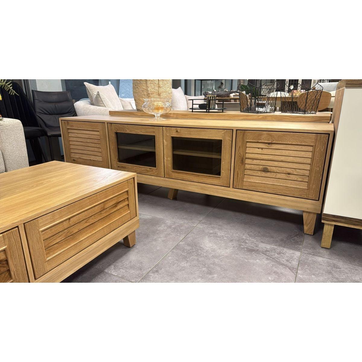 ATLAS | מזנון טלוויזיה כפרי עם חזית CNC ורגלי עץ אלכסוניות