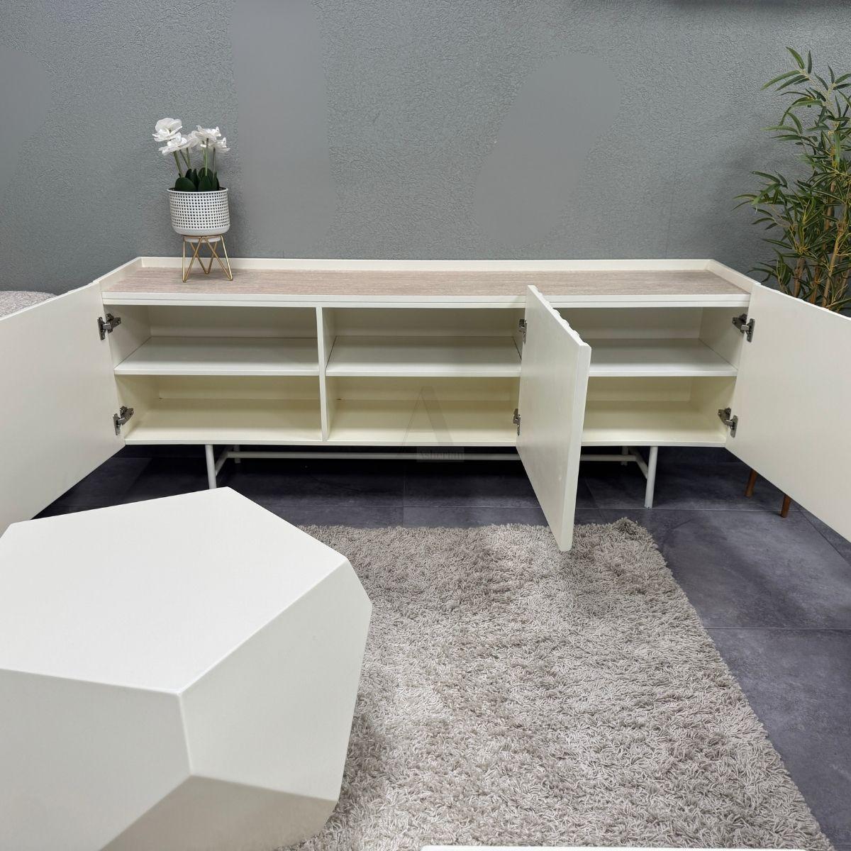 MILKI | מזנון טלוויזיה מודרני בגוון בהיר עם דלתות חלקות ורגלי מתכת