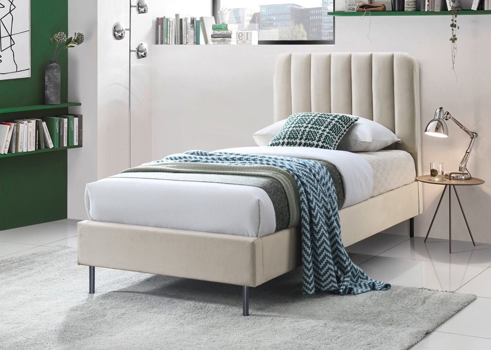 NINA SINGLE | מיטת יחיד מעוצבת עם ראש פסים וריפוד בד רך - 90/190 ס״מ / קרם