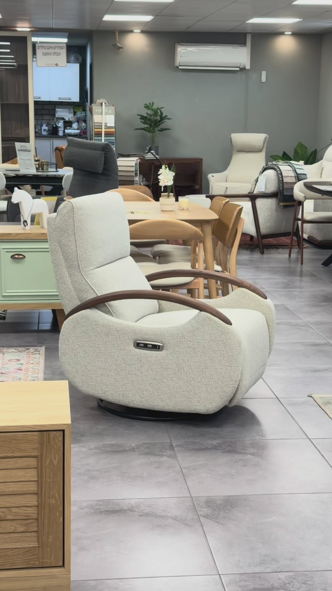 ZEN | כורסת ריקליינר חשמלית עם ידיות עץ אגוז ואפקט הריחוף