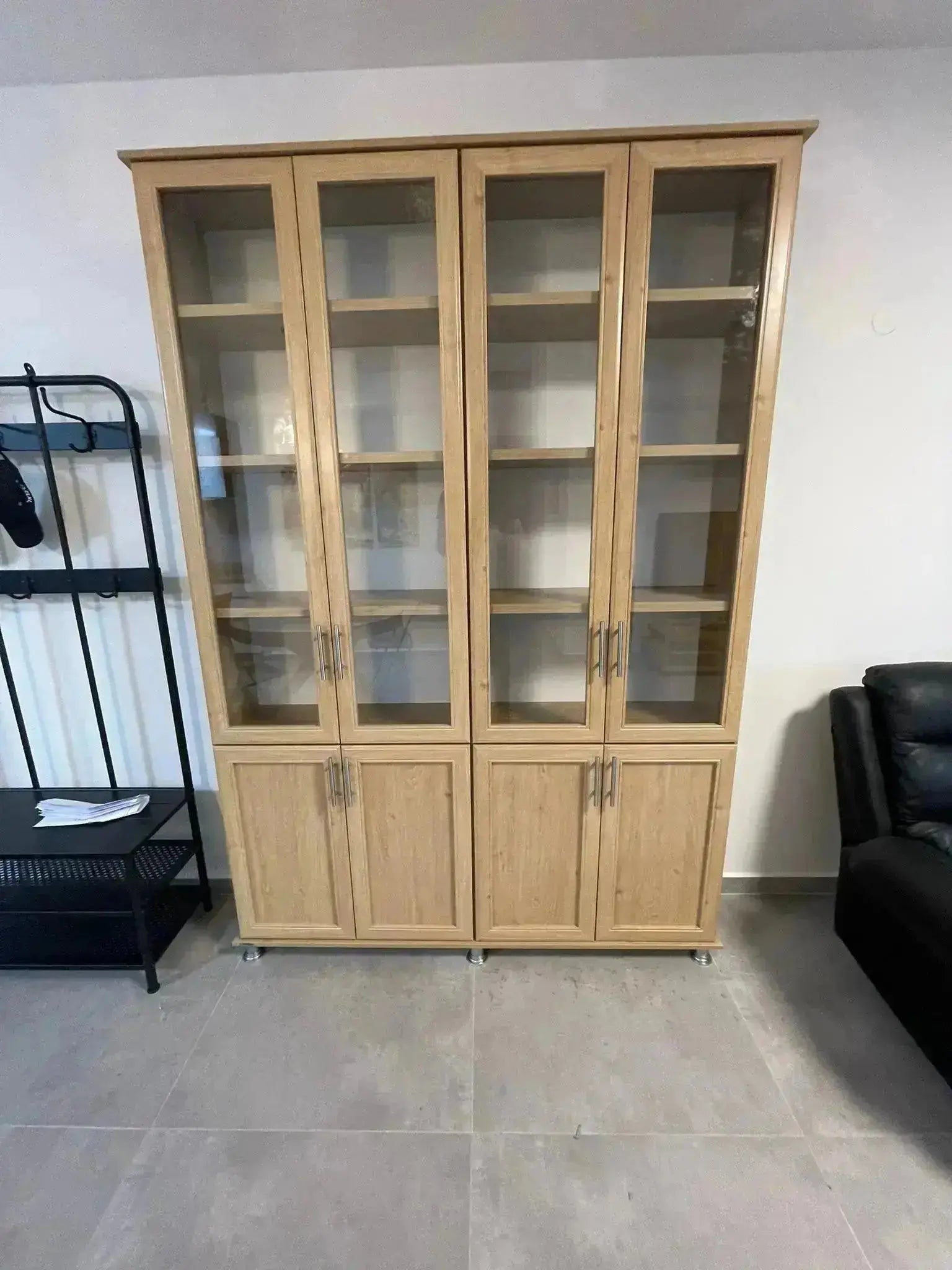 RIVKA | ארון ספרים איכותי מעץ סנדוויץ׳ עם דלתות זכוכית ובמת רגליים -    - אשריאן | ASHERIAN