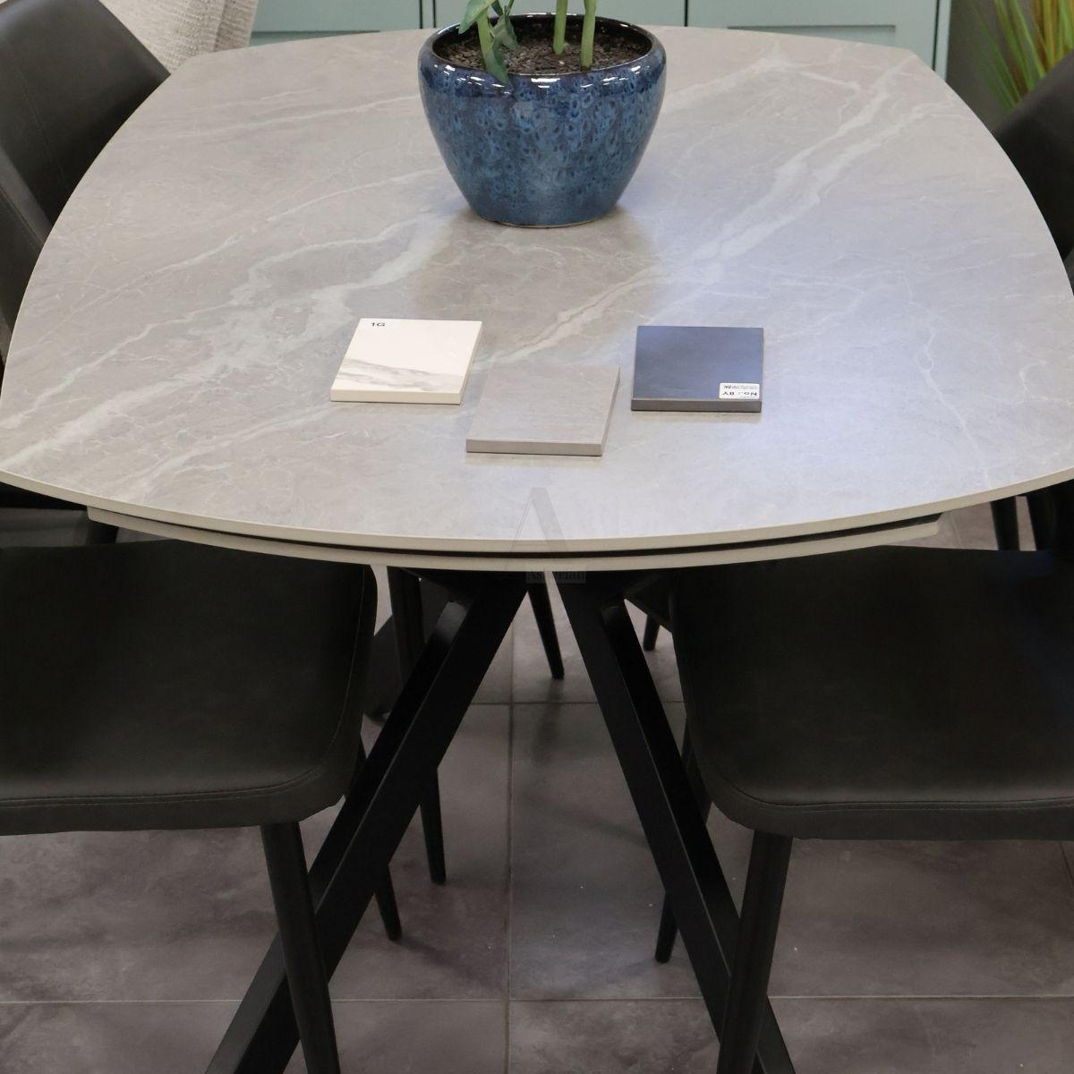 SMART | שולחן אוכל עם פלטת קרמיקה ורגל מתכת מעוצבת - אפור