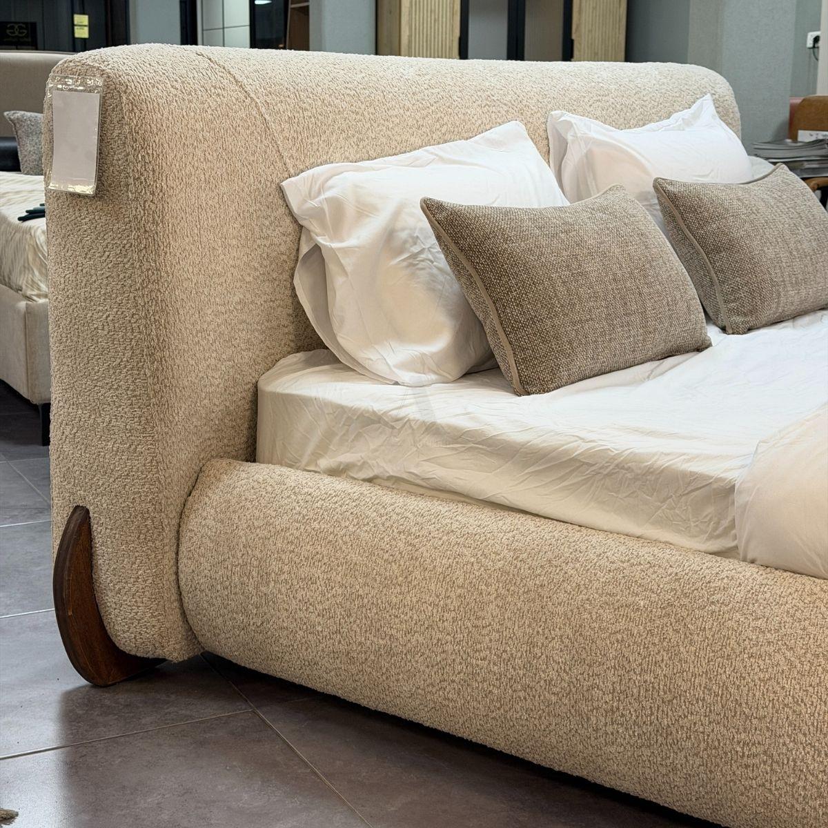 SORA | מיטה זוגית מרופדת בסגנון בוהו שיק טבעי