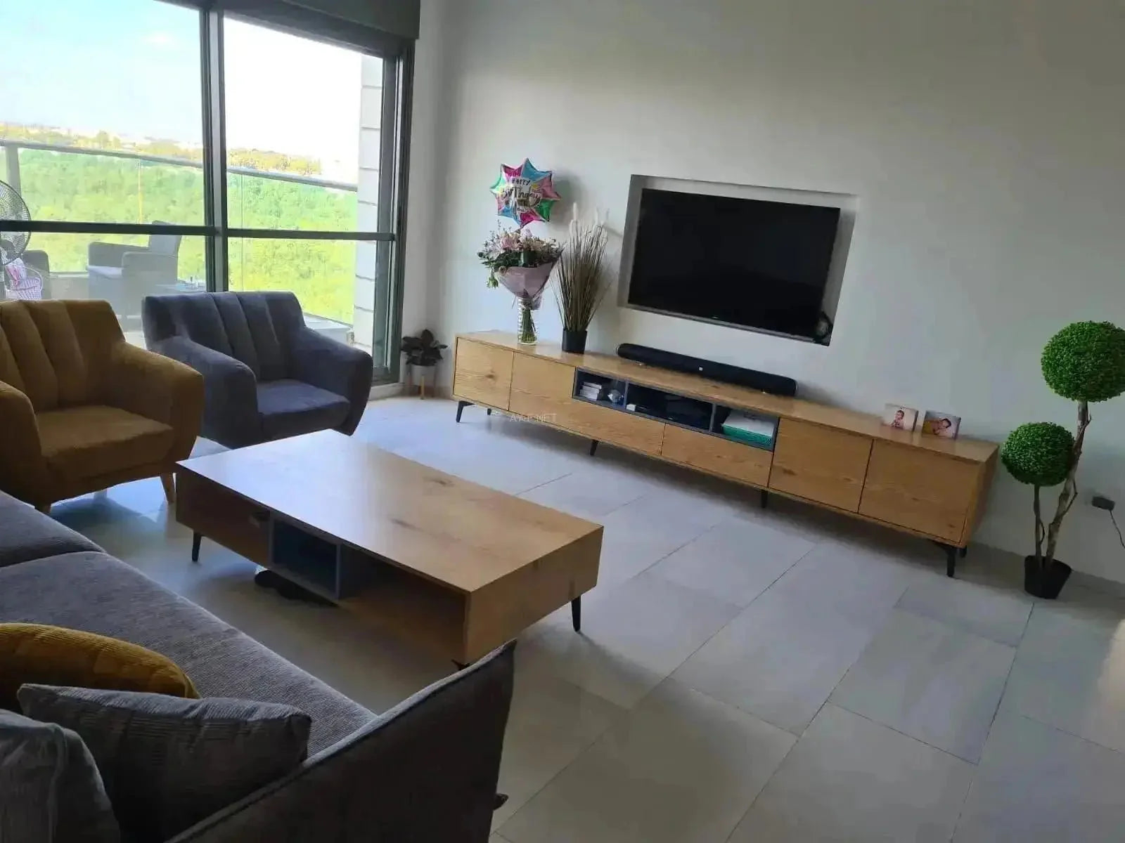 TOMER | סט מזנון ושולחן לסלון עם תאים פתוחים ורגלי עץ -    - אשריאן | ASHERIAN