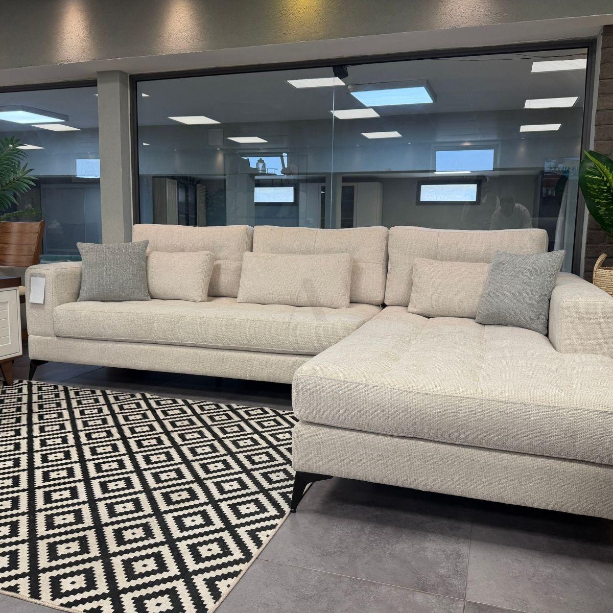 YULI | ספה פינתית נורדית עם שזלונג רחב וריפוד בד